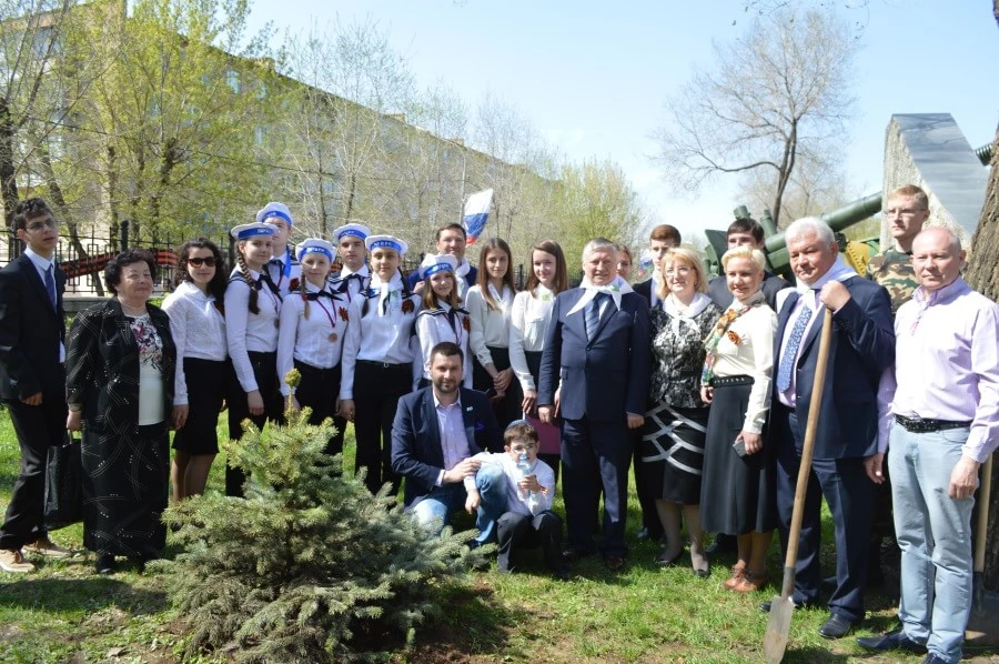 Учащиеся школы «Ор-Авнер» посадили дерево в парке «Салют, Победа!»